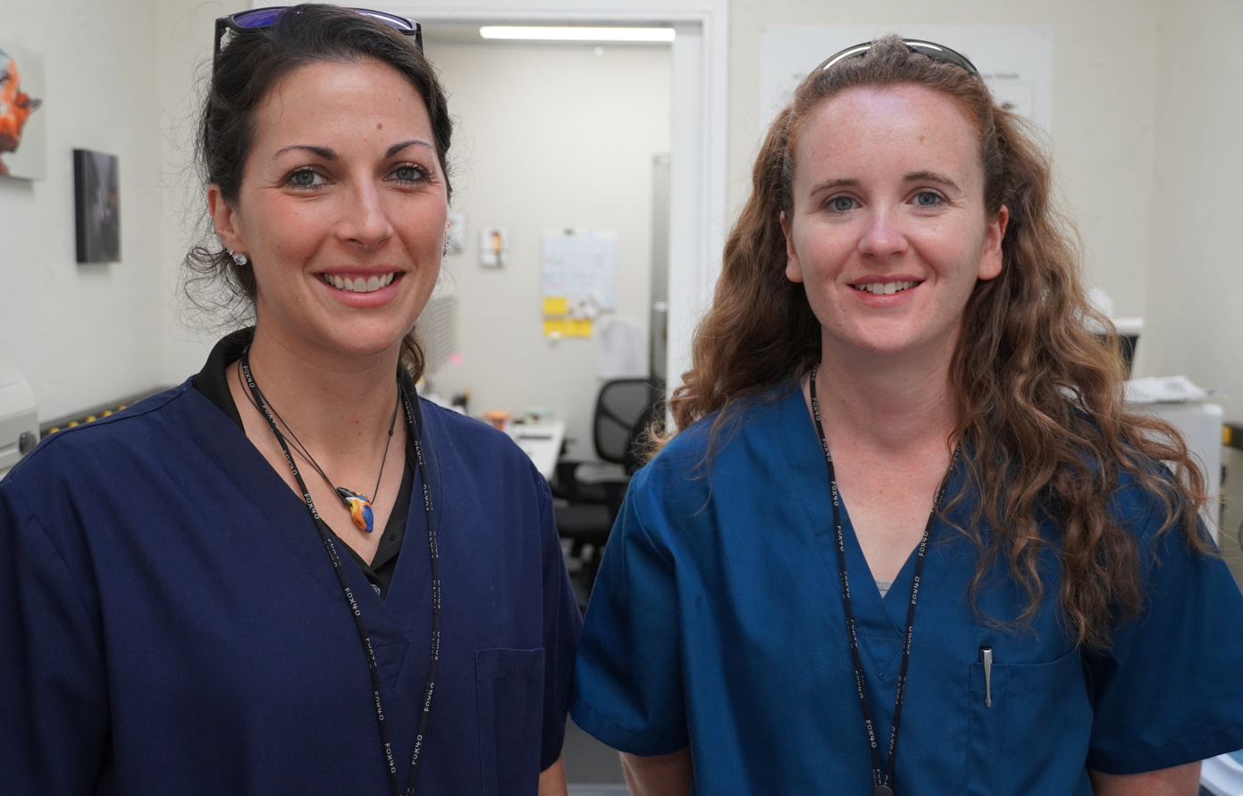 Whipsnade Zookeeper Claire McSweeney and Smithsonian Keeper Erica Royer (c) Thomas ManglonaKUAM